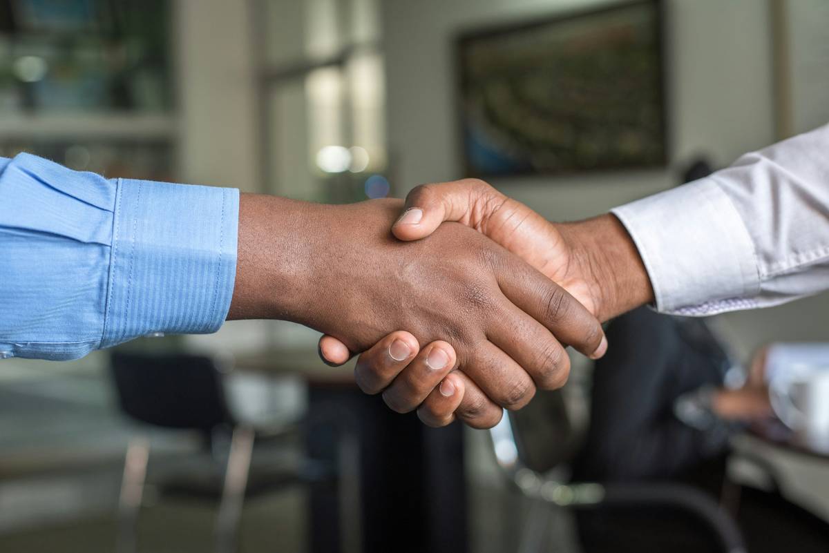 comparison of contractor software for smart contracts vs traditional development workflows