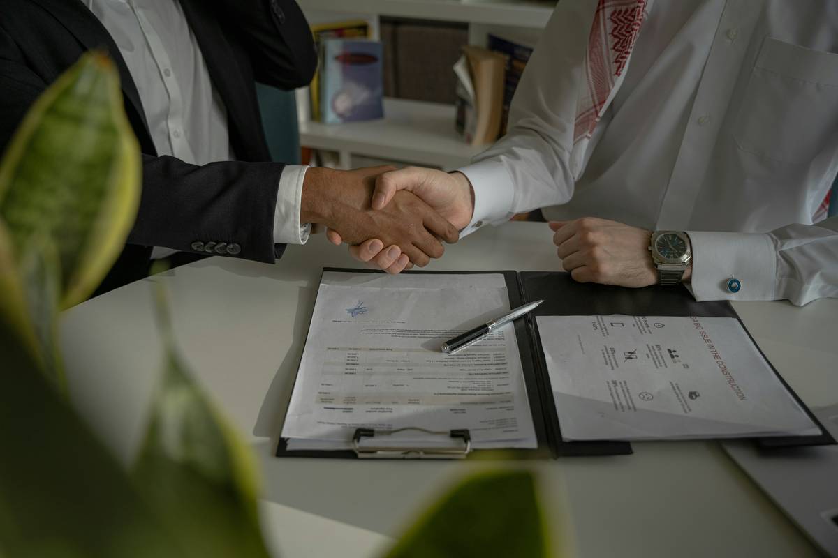 Comparison chart illustrating introduction to smart contracts security practices vs common mistakes
